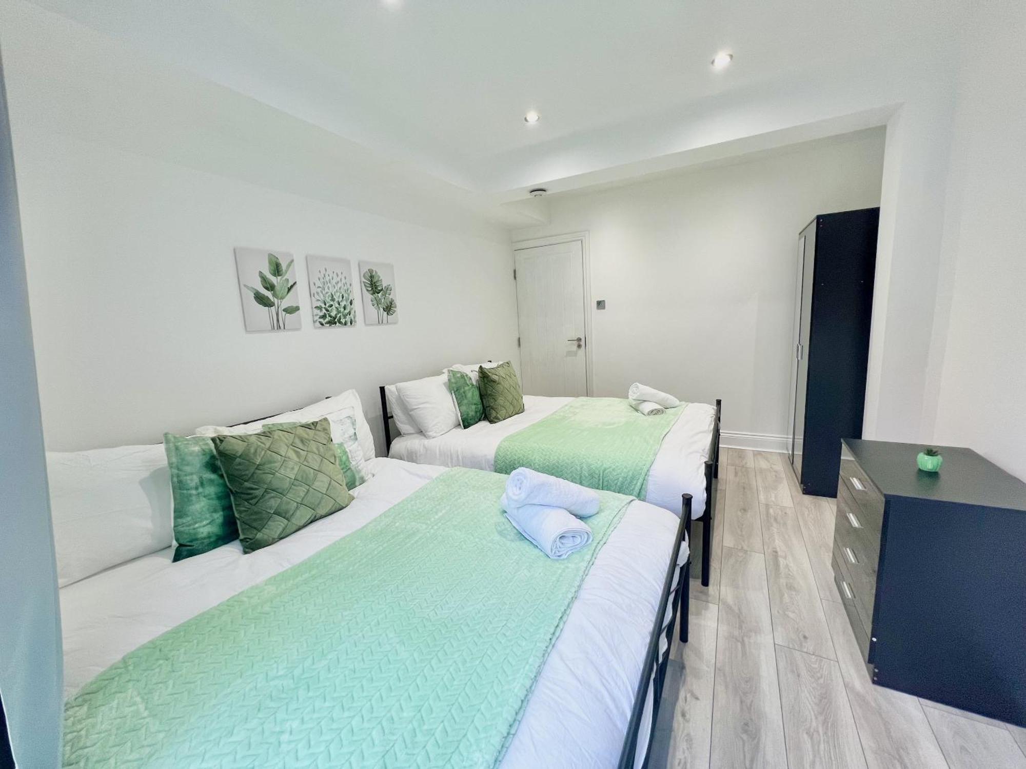 לונדון Charming 3-Bed Flat In Shepherds Bush - Sleeps 9 מראה חיצוני תמונה